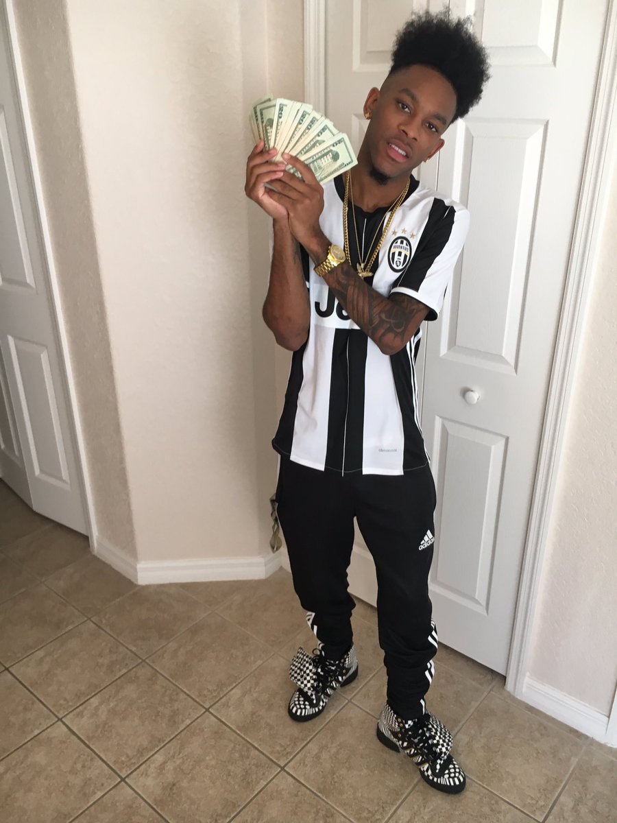 TwoFlySnazzy's tweet image. She say she like my swag cause I be cutting ✂️ up 💰