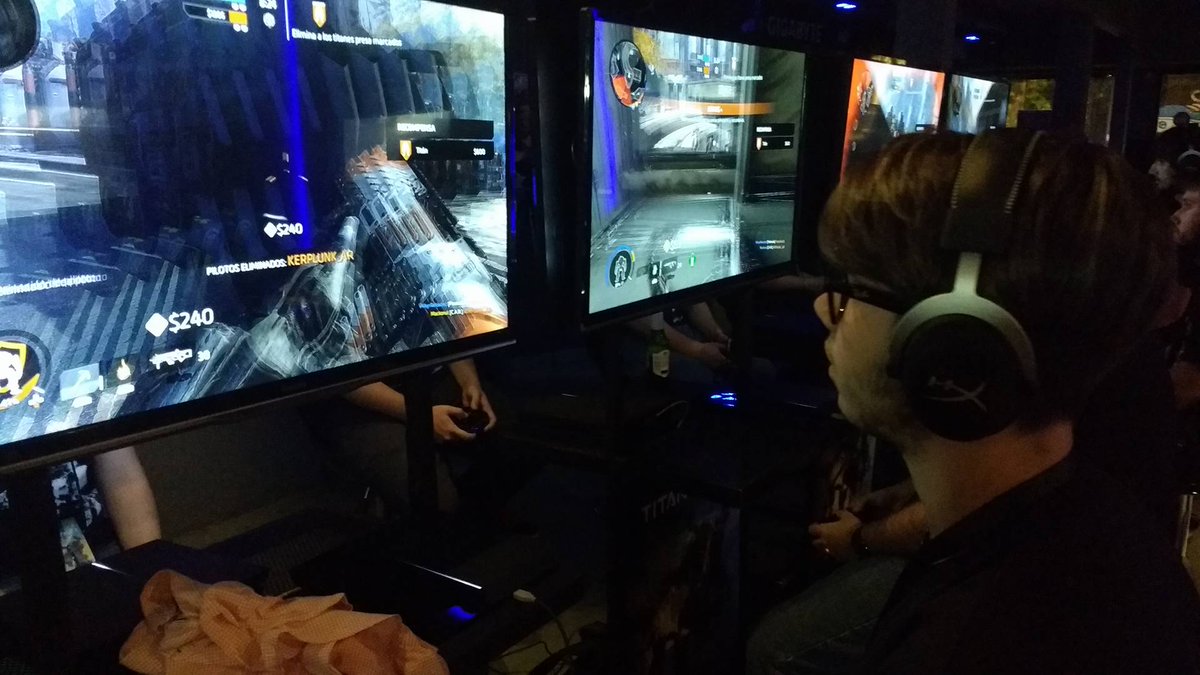 localstrike's tweet photo. @dRuso24MLG #SoyNacho y #Calihea @patosupershow la rompen en la primer partida de #Titanfall2 en #TecnoBar. #PilotsAcademy #PuntoGaming https://t.co/15jxWaVVI2