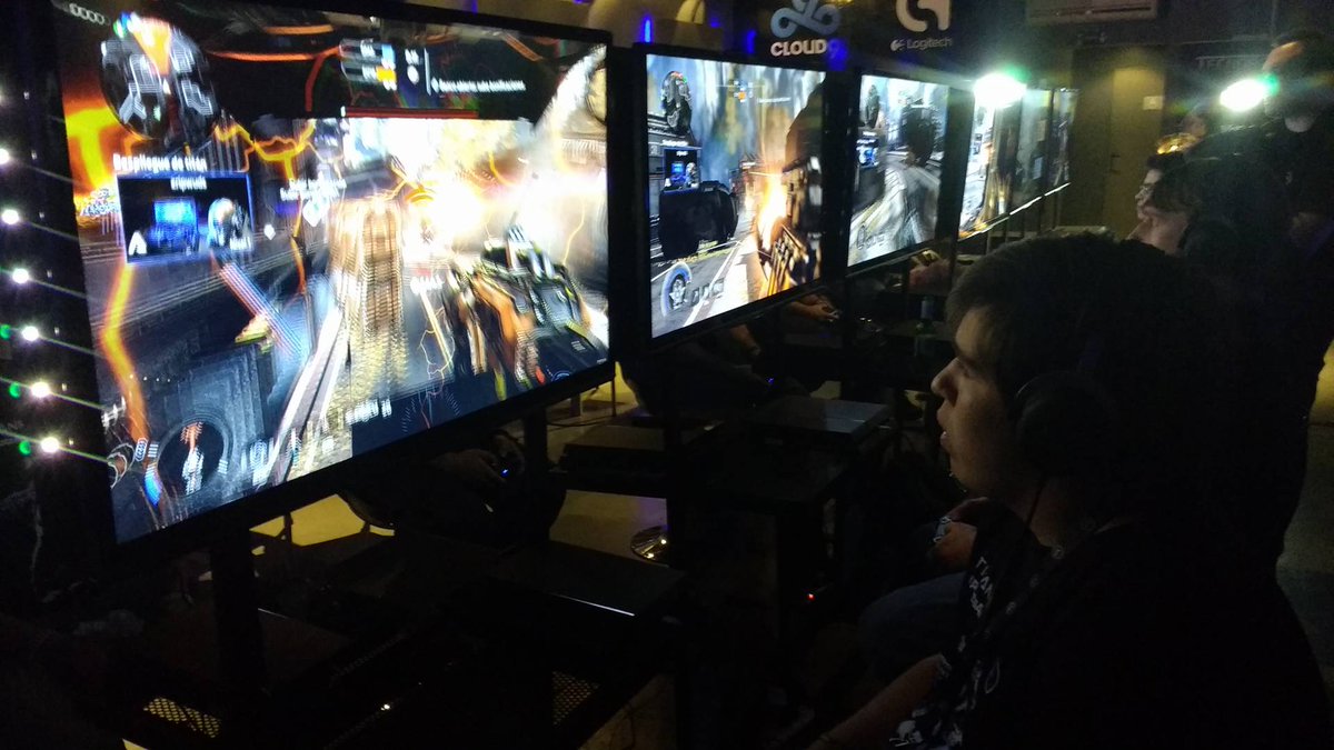 localstrike's tweet photo. @dRuso24MLG #SoyNacho y #Calihea @patosupershow la rompen en la primer partida de #Titanfall2 en #TecnoBar. #PilotsAcademy #PuntoGaming https://t.co/15jxWaVVI2