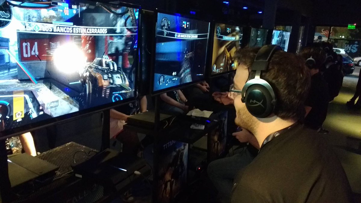 PuntoGaming's tweet photo. @dRuso24MLG #SoyNacho y #Calihea @patosupershow la rompen en la primer partida de #Titanfall2 en #TecnoBar. #PilotsAcademy #PuntoGaming https://t.co/M1DgKgLqy9