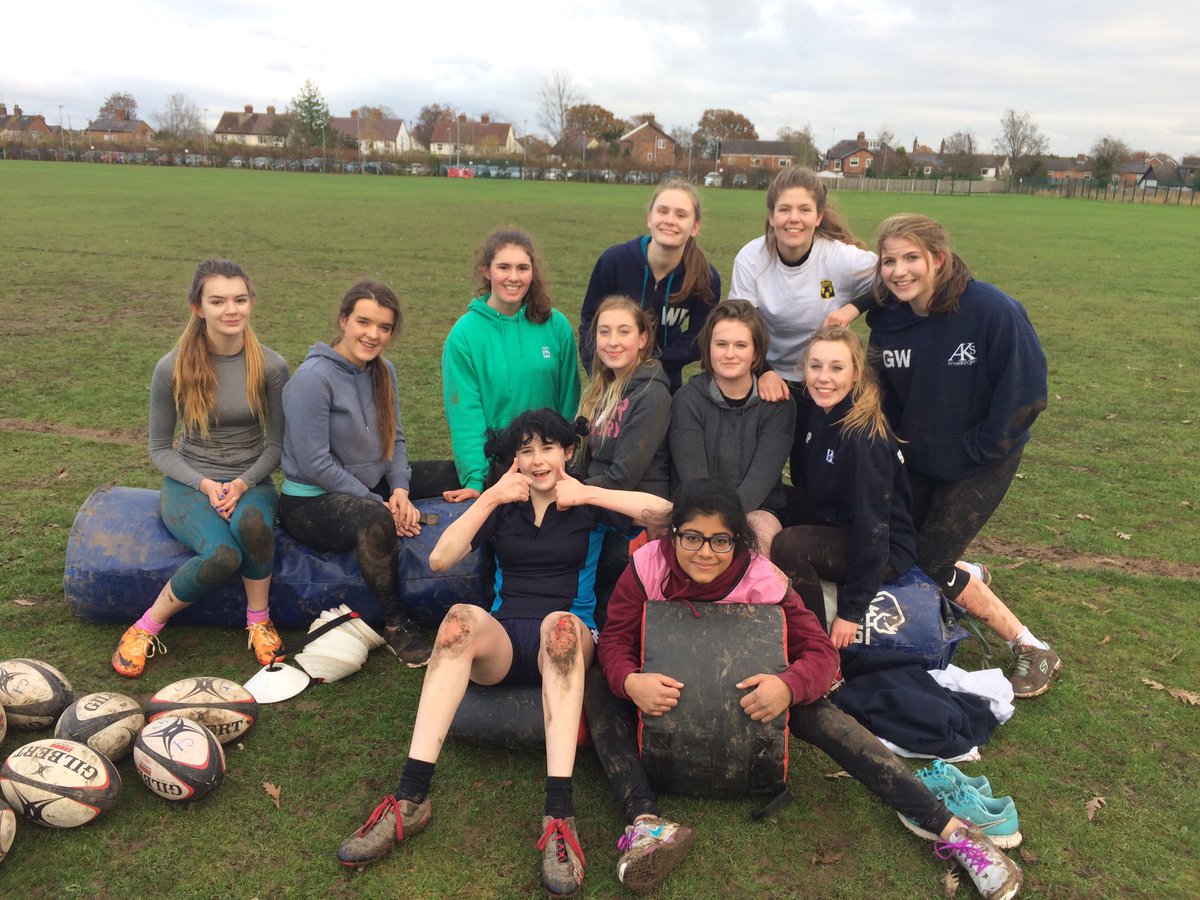 JuleseyG01's tweet photo. Today's U18s Girls session @bls_pe led by @00lawson00 &amp; G (@Flyinglexidog) with an incredible 15 Girls taking part. TOP, tackling &amp; games 🌹 https://t.co/Lm9Iahe6c0