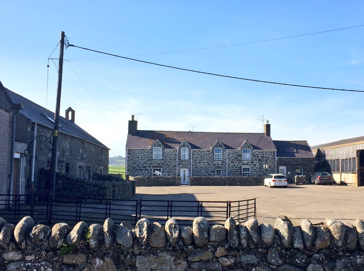Rhydolion's tweet photo. Beth am ddianc am benwythnos i Ben Llyn hefo'r #teulu #genod #ogia y gaeaf 'ma #chilio #ymlacio #fferm #mwydro #abersoch @walkwalescoast https://t.co/1Eveqw1hJS