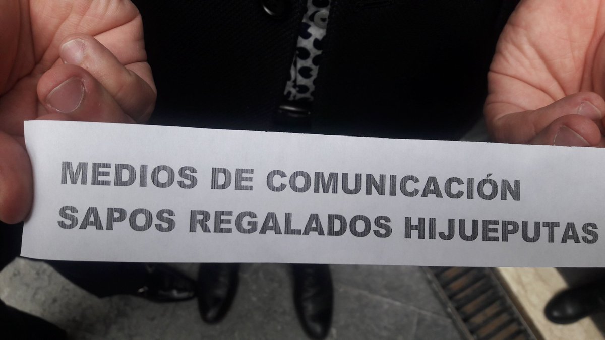 Karlaarcila's tweet photo. Esto nos lanzaron en cientos de papelitos hoy desde edif. Club de Banqueros en el centro de Bogotá. Que belleza! #SuMadre #MasVos https://t.co/L8AurG9h7j