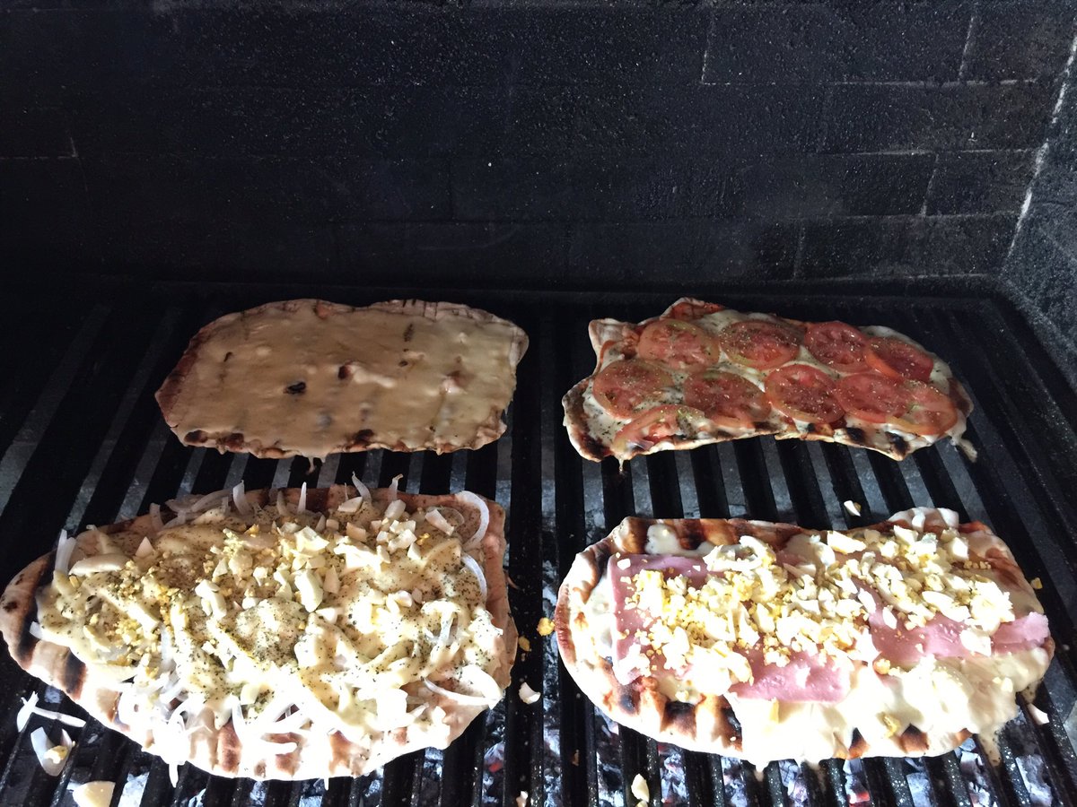 marceloglezer's tweet photo. no meat, no problem. #grilledPizza #BBQ @BBQPictures https://t.co/rNVEYfYcrP