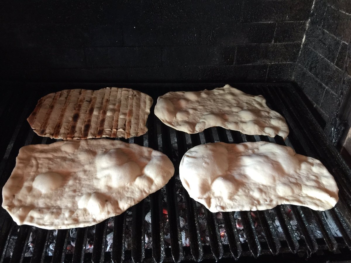 marceloglezer's tweet photo. no meat, no problem. #grilledPizza #BBQ @BBQPictures https://t.co/rNVEYfYcrP