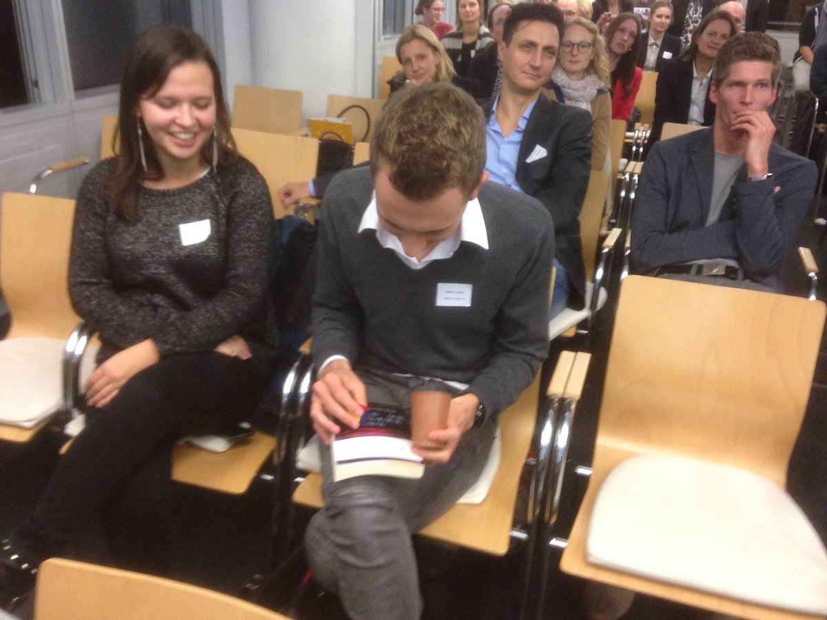 smcdus's tweet photo. Ein kleines Experiment mit einem imaginären Ball, einem Farbwürfel und 20,-€ gibt es von @MichaelKrisch 
#smcdus https://t.co/UdWBqfI2uH