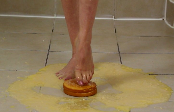 Scarlotssecrets's tweet photo. New video NOW LIVE: https://t.co/yJvGBOKcEP #WAM #messsy #bikini #cake #trifle #custard #syrup #messyfeet #feet #wammer #WAMmodel #download https://t.co/fYHvdk879M