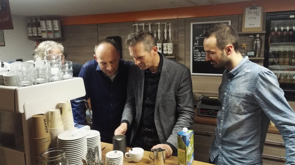 Na de @RaboLNWF #meetengrow nog even een #Cappuccino workshop #coffeemaster #Barista #BaristaLife
