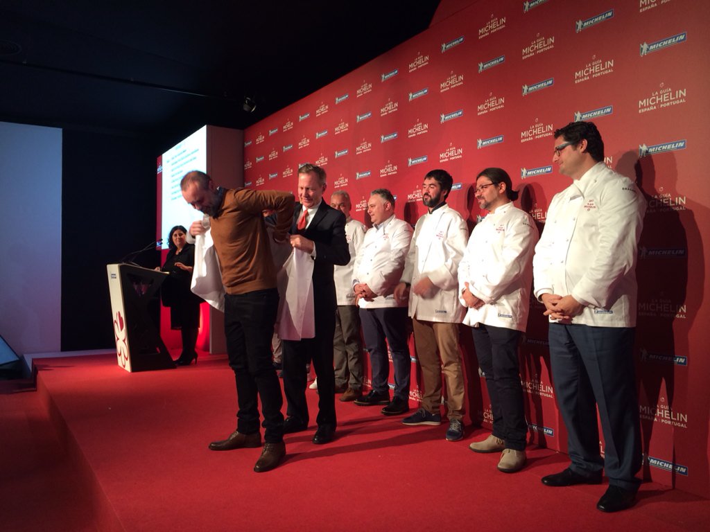 Ovación para <a href="/rdelacalle/">Rodrigo de la Calle</a> también una estrella #GuiaMichelin2017