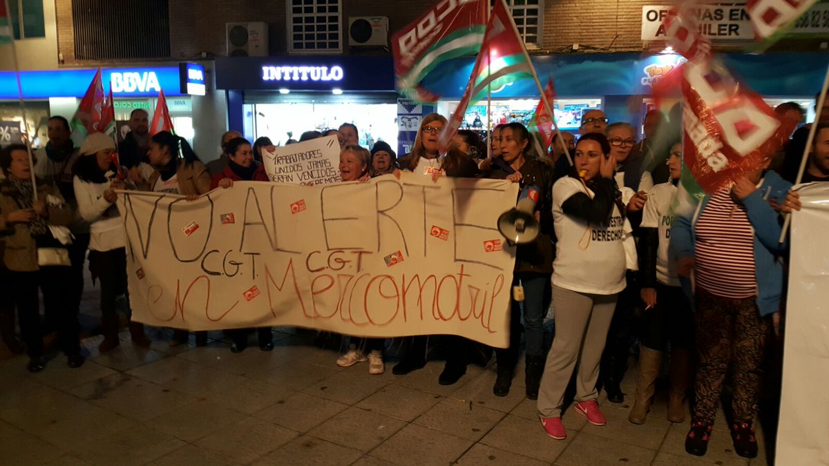 tropicaleurope's tweet photo. #Motril @CCOOGranada/ Concentración por el mantenimiento del empleo en #Mercomotril. https://t.co/Hg3Qey3FB0
