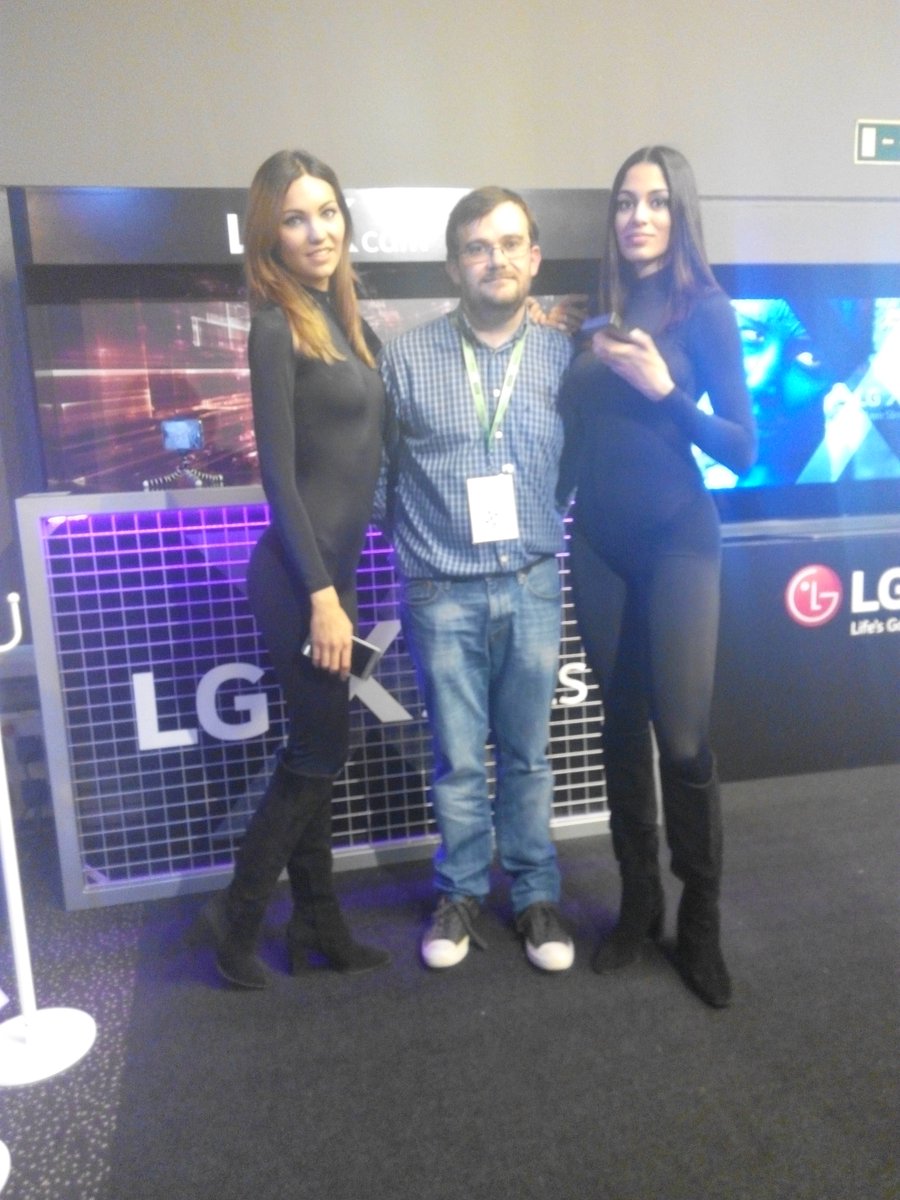oscanen's tweet photo. @LG_es #yoXPower asi me garantizo un movil con bateria para no estar pegado al enchufe de la parez https://t.co/HPREjrskyo