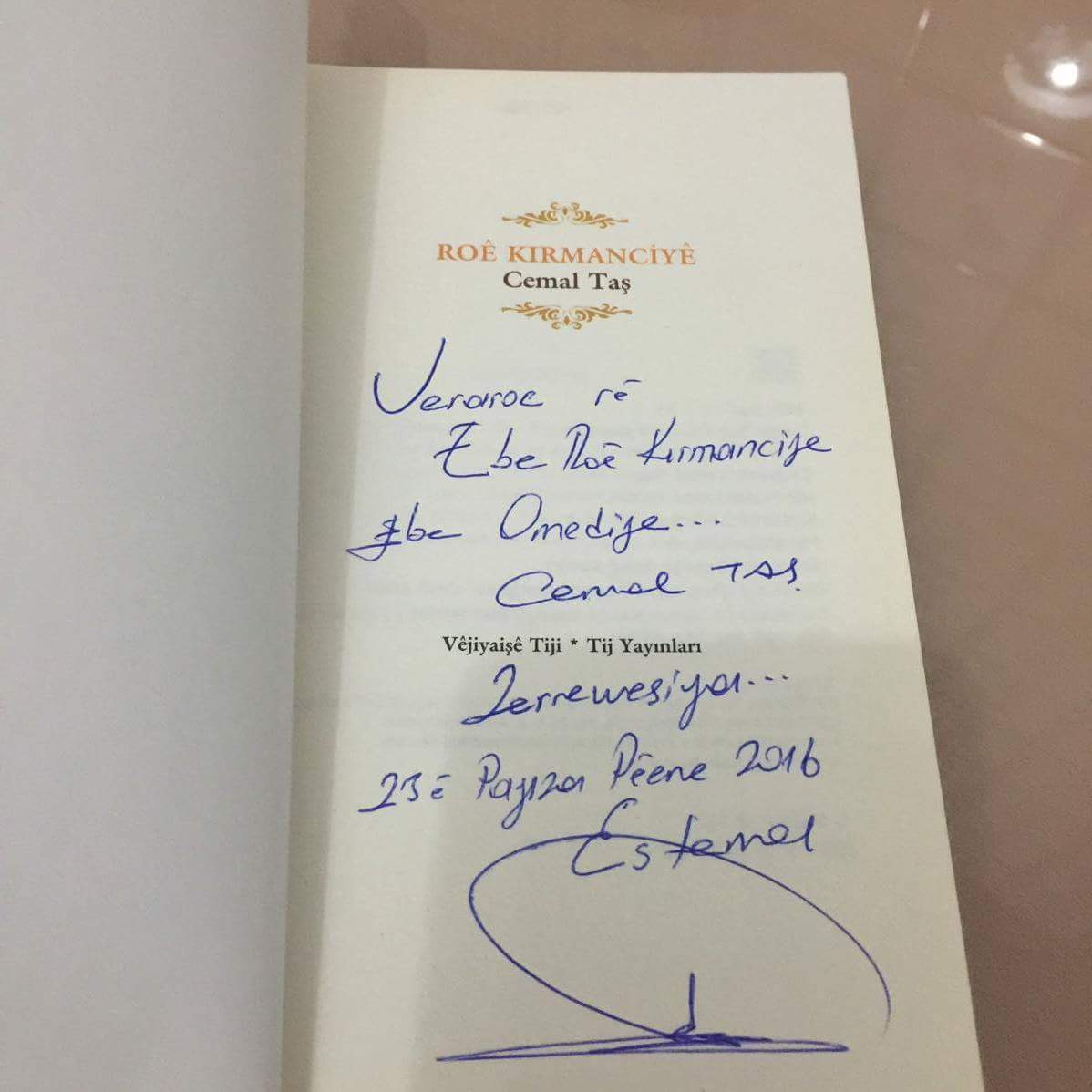 Na kıtab mı rê <a href="/tas_cemal/">cemal taş</a>  xelat kerda
Haqq to ra razi bo, wes u war bê Xalo Delal

#TwitterZazas