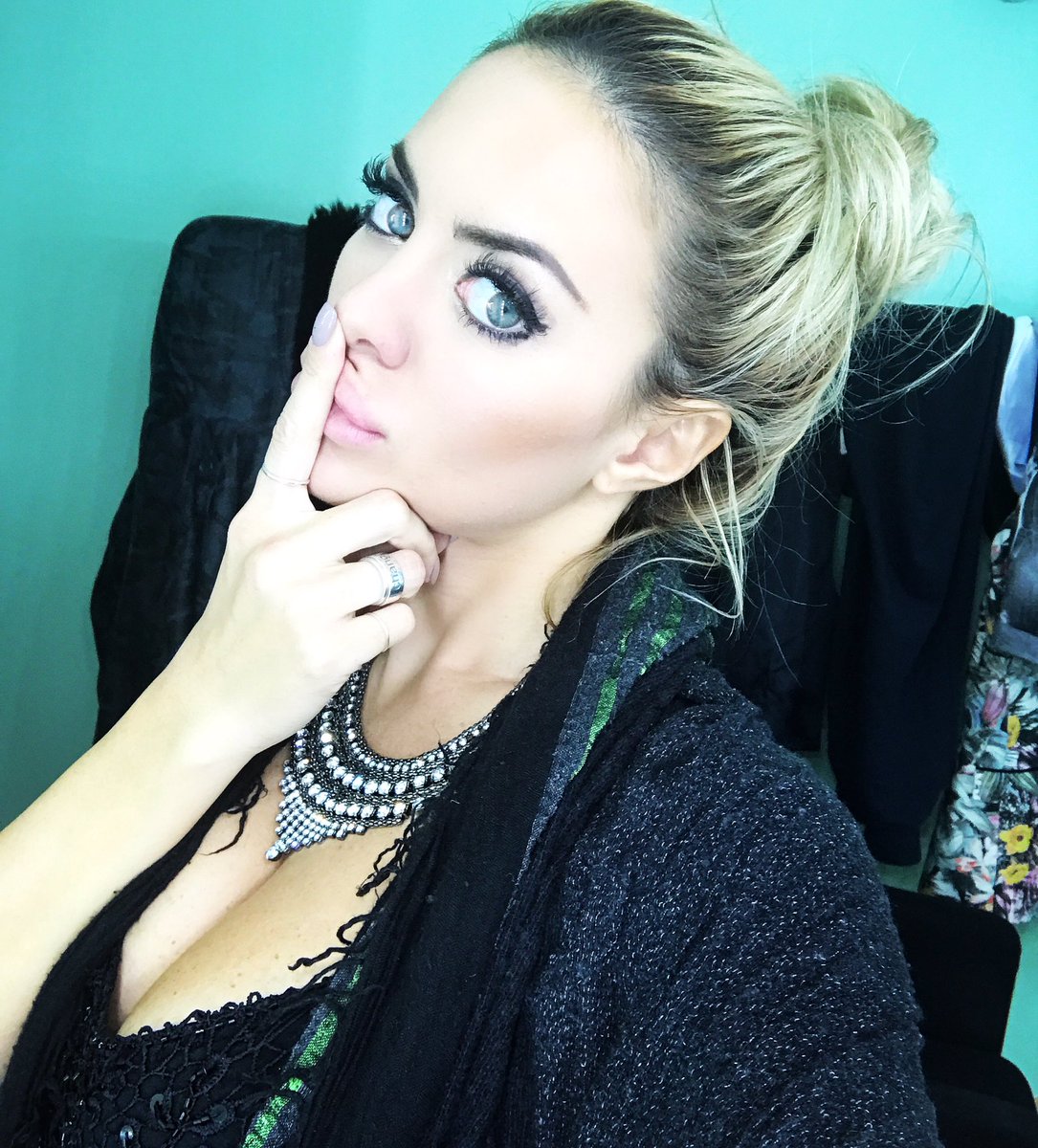 Elena_Morali's tweet image. Voglia di cioccolatooo
#backstage #camerini #colorado #tv #work #happy