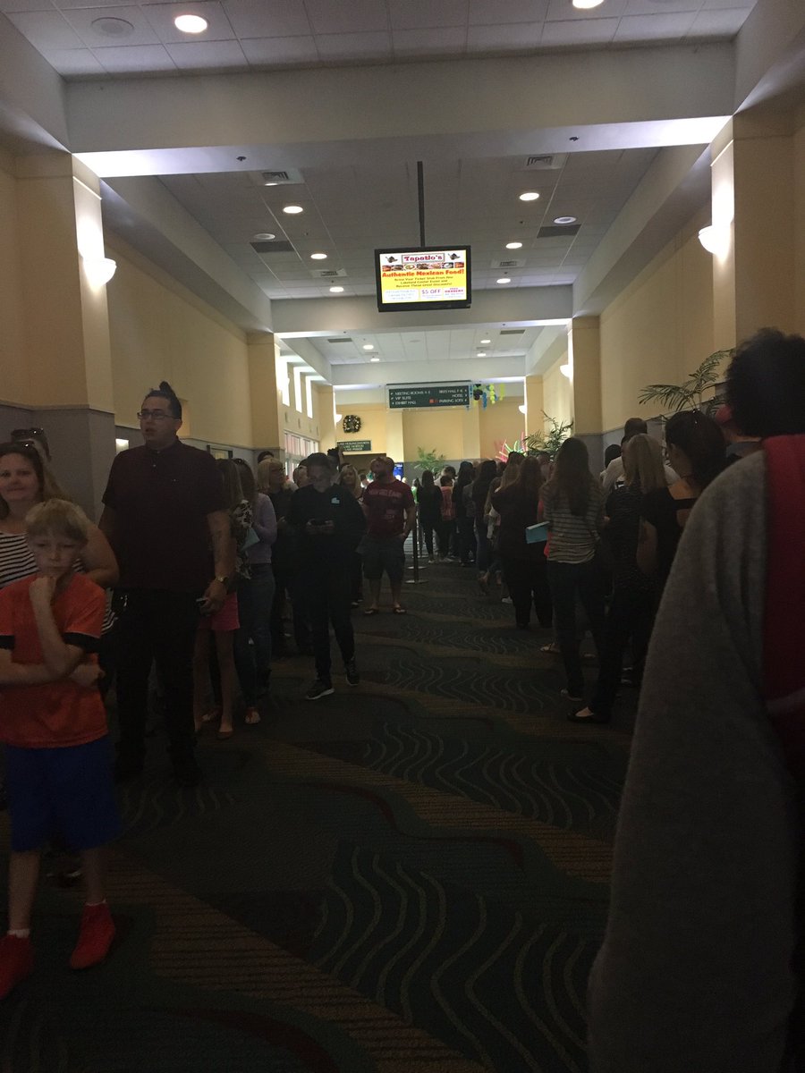 This line is incredible!!! Thank you so much everyone!!! #VoicesOfVISTE #VISTE #thanksgiving #meals #volunteer