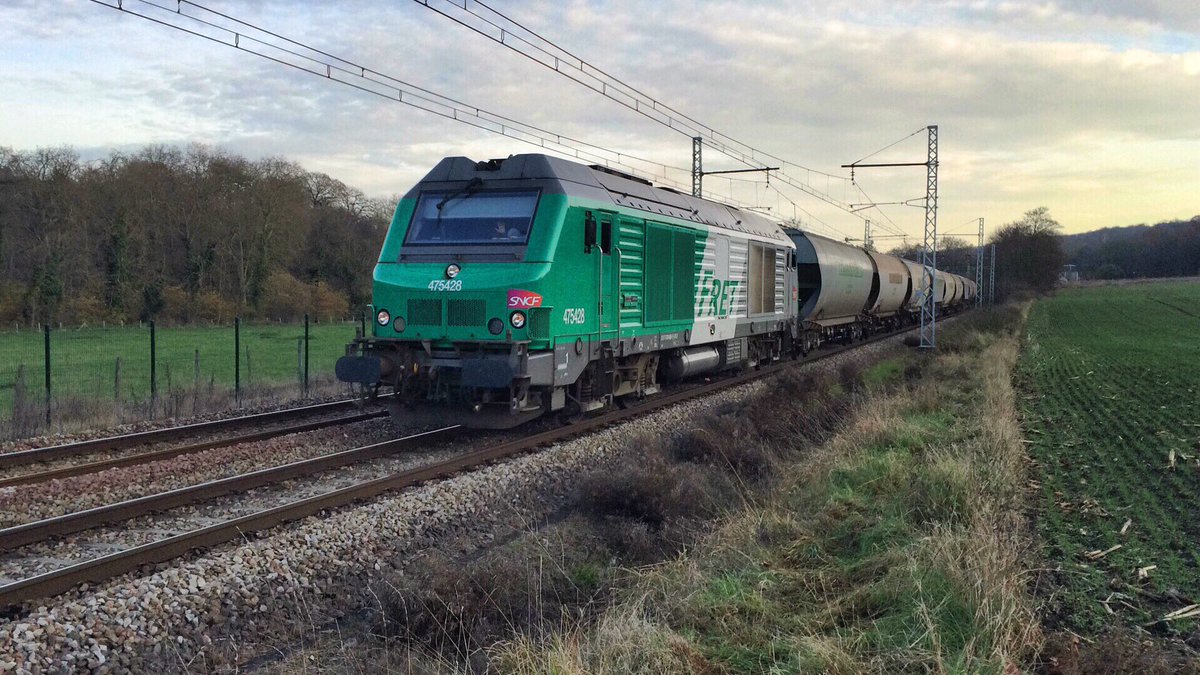 bb_8620's tweet photo. La BB75428 passe Vauboyen avec sa rame de céréaliers sur le n°72319 Le Bourget - Petit Couronne, 11/16 #GCSud #BB75000 @IlianTrains https://t.co/FDC7gRNEqW