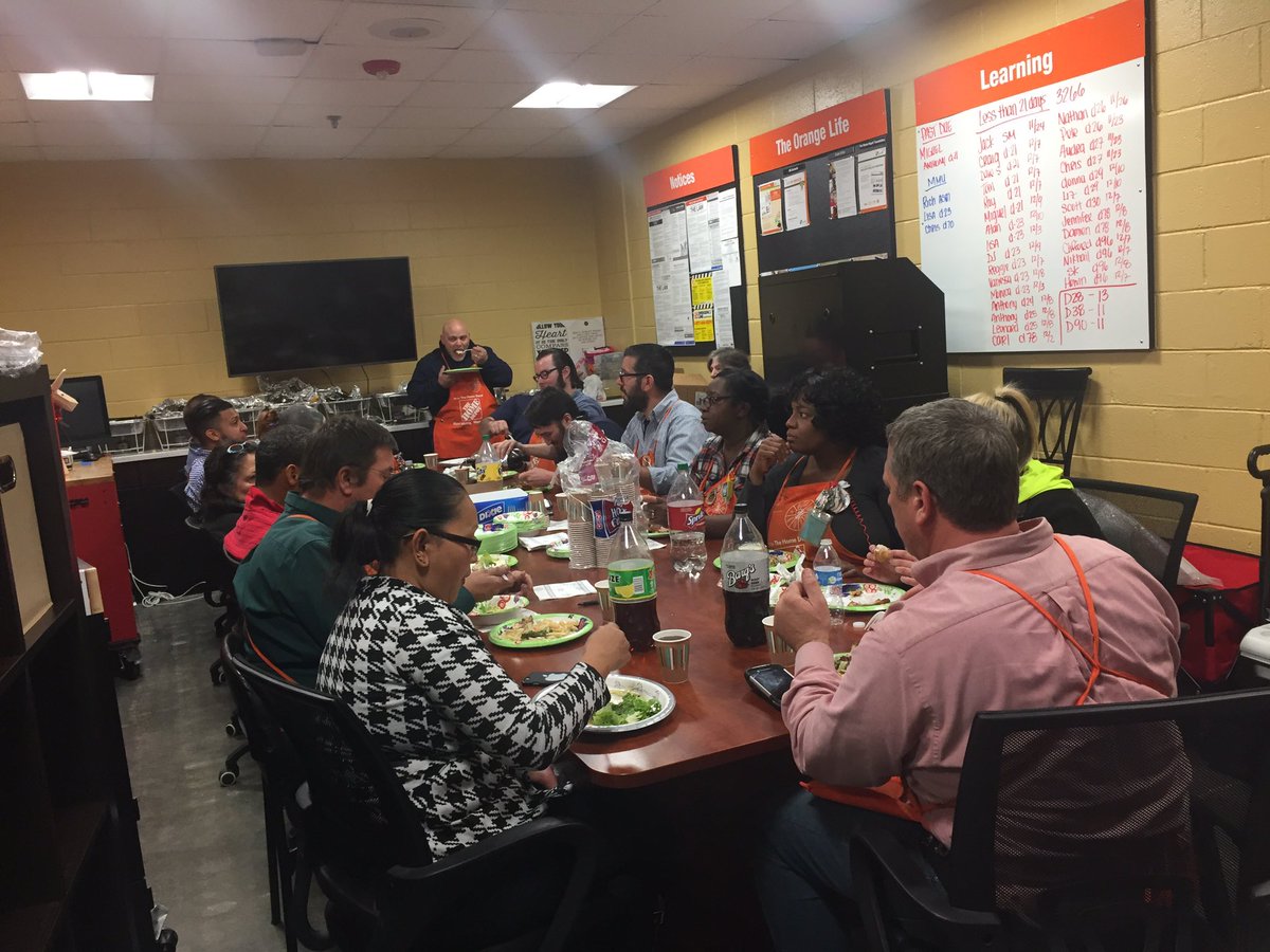 family dinner at the fairfield home depot.... its tradition! 🦃<a href="/jackc4252/">Jack Cruz</a> <a href="/AcevedoRosemary/">Rosemary</a> <a href="/Williams2Bryan/">Bryan Williams</a>