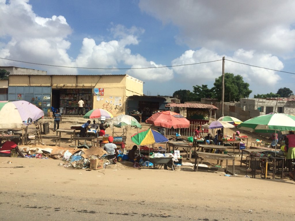 conchimonjas's tweet photo. Luanda, una ciudad llena de contrastes, nos interroga e inquieta la realidad de los pobres . https://t.co/0qjR1RbF2R