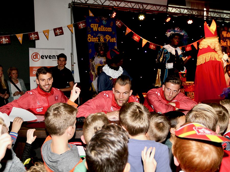 fctwente's tweet photo. Spelers #fctwente vieren met jongste supporters Sinterklaasfeest bij de @FCTKidsclub
https://t.co/bI4J0R5T6q https://t.co/hDxBTDvxm9