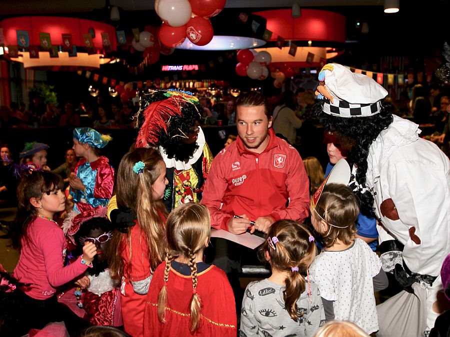fctwente's tweet photo. Spelers #fctwente vieren met jongste supporters Sinterklaasfeest bij de @FCTKidsclub
https://t.co/bI4J0R5T6q https://t.co/hDxBTDvxm9