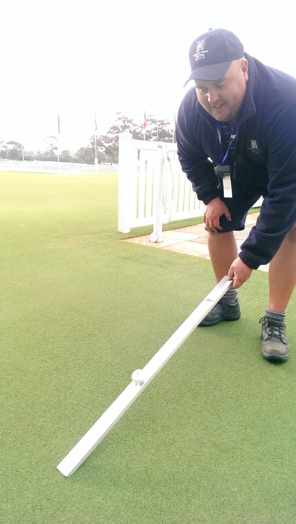 KingstonHeathGC's tweet photo. Ground staffer Heath D'Altera checks the speed of the putting green with the stimp meter. Running at around 12 feet straight after cut. 👌 https://t.co/xPRFtJJwp4