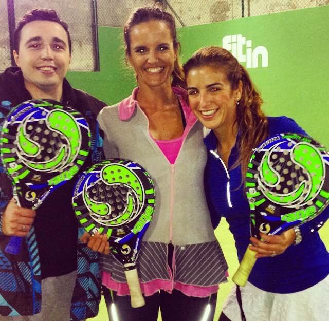 La entrenadora y jugadora SANE Leticia González-Aller con sus alumnos, los tres con la Agressor. ¡Cracks! 💙💚 #padel #Sevilla