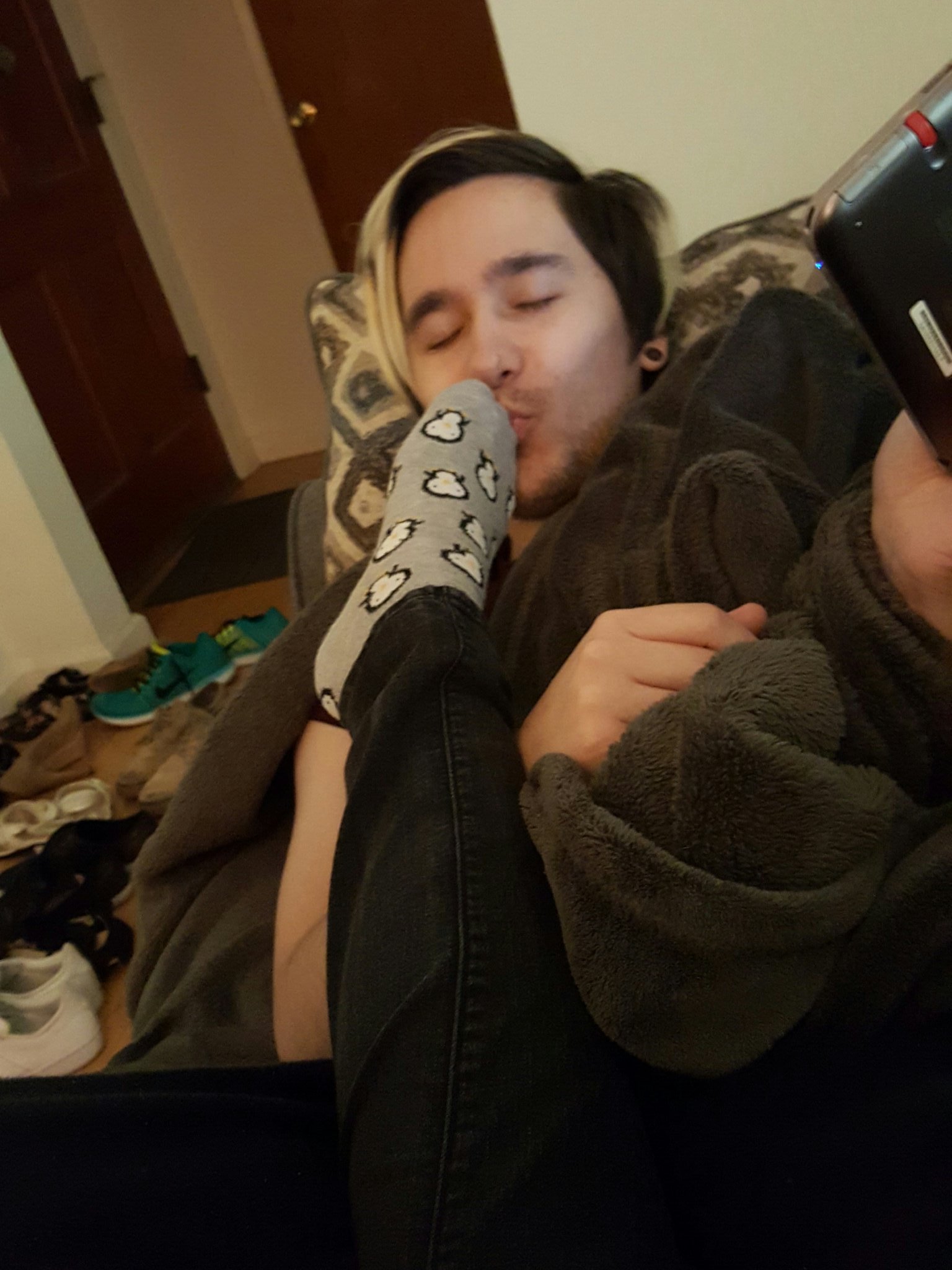 Feet kissing pics Feet kissing pics