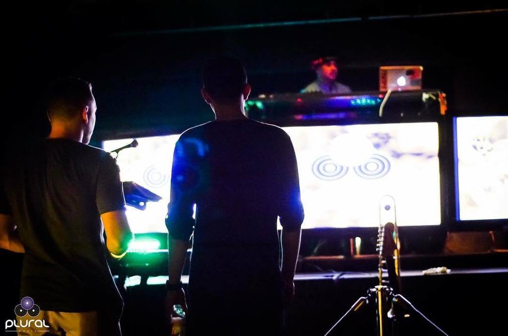 pluralmusic's tweet photo. Pre-show scheming during sound check before #TheSlideshow: Gold Party. 😎
📸: @ehret
#PluralMusic #check1212 #goldpar… https://t.co/gk2C08Ws8L
