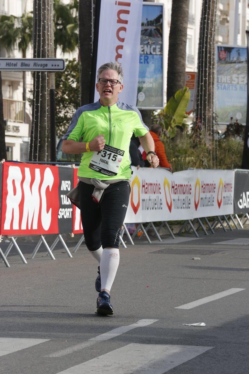 Nice-Cannes sur mes 2 canes! 
L'an prochain, promis, je m'entraîne vraiment.
(***)**