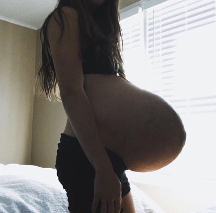 nudah's tweet photo. she a hoe for this.... how tf u get THAT pregnant https://t.co/BPKJh4htHj