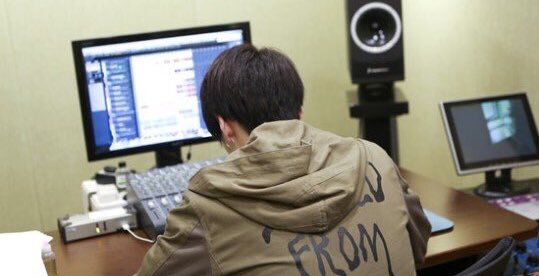 Twitter पर みんと 小さく背中を丸めてパソコンに向かうユンギヒョンの後ろ姿を 身の詰まるような思いで見ていた 差し入れしたブラックコーヒーはまだ手つかずのままだ ユンギヒョンに近づいて後ろから寄りかかるように抱きしめる また痩せたんじゃないだろうか