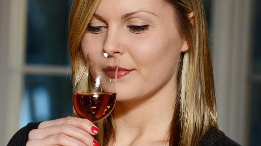 cooljobsdotcom's tweet photo. liquor tasting = Cool job! 30-year old Marianne Barnes is a master taster of fine #bourbon. https://t.co/UmvuNVrase https://t.co/Uwoa8N9TGl