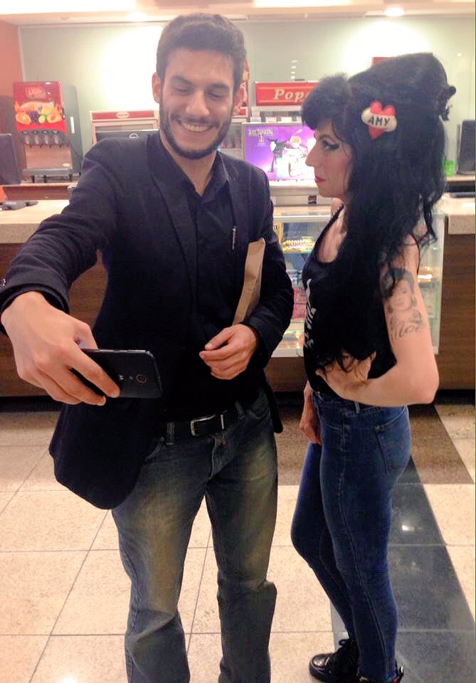 sosiaamy's tweet photo. "Se vc sorrir pra mim, é sinal de que estou fazendo a coisa certa." 😄📱📷💕 #love #amywinehouse #life #sósiaamy #riodejaneiro #errejota #digax https://t.co/u8N96jawNt