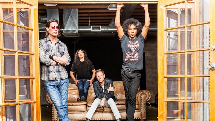RollingStone's tweet photo. Hear Alice in Chains' gritty cover of Rush's '2112' ballad, "Tears" https://t.co/FWKm4OlvwC https://t.co/a1yhjTqADl