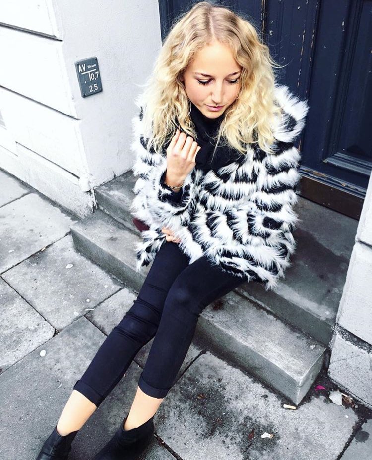 MollyBracken's tweet photo. Fabulous in fur ✨ #Mollybracken #fashion #style #ootd #furcoat #fall #obsessed #repost https://t.co/IjqVh0ZPvR