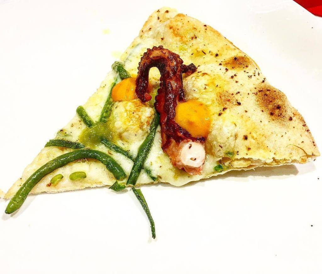 RoccaCamilla's tweet photo. La #pizza di @bassiitalo @confusionverona con #denislovatel per #infusioni @ferrowine https://t.co/stOXw0mb9U https://t.co/CLxyZg69Jp