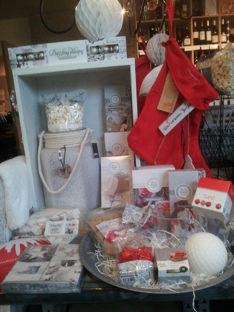 Ook voor u Kerstpakket moet u bij Het Lekkerste Winkeltje zijn. Kom vrijblijvend onze kerstpakketten show bezoeken.