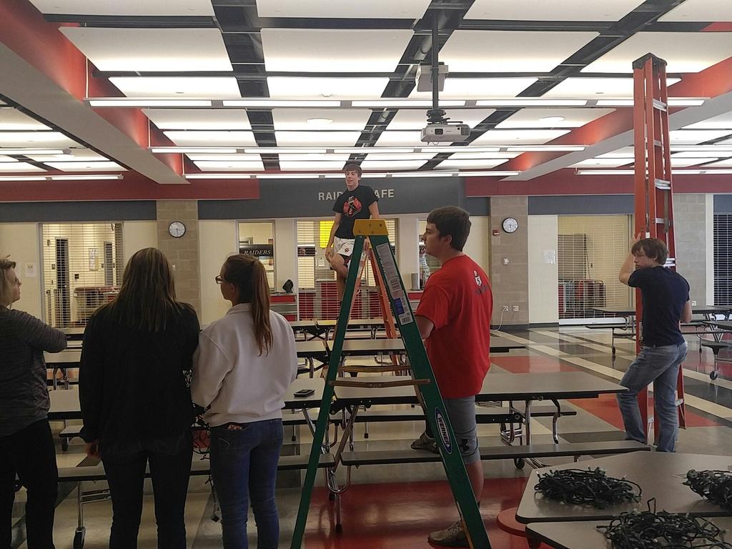 SouthridgeBPA's tweet photo. Students setting up for the Masquerade Ball #bpamillion #2016 https://t.co/yACFyFW1LI