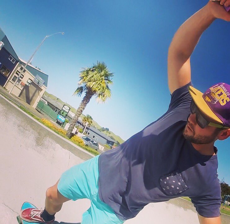 LukeMperform's tweet photo. Blending in with the backdrop.... #skateboardselfie 🤘🌴😎 https://t.co/5g8WWwjY8W