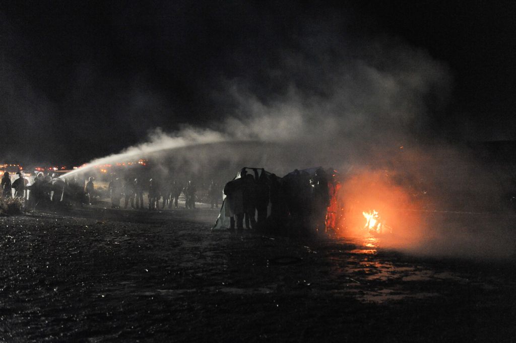 storyofstuff's tweet image. Shocking. Police deploy water hoses, tear gas against #StandingRock water protectors in freezing temps: buff.ly/2fj1gK4

#noDAPL