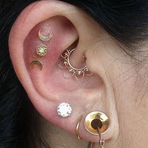 1AlexanderDavid's tweet image. We still can't get over this #earringstacking #trend ! Big statement, but in a dainty way (📷: tumblr/buddajewelryorganics) #earring #trends