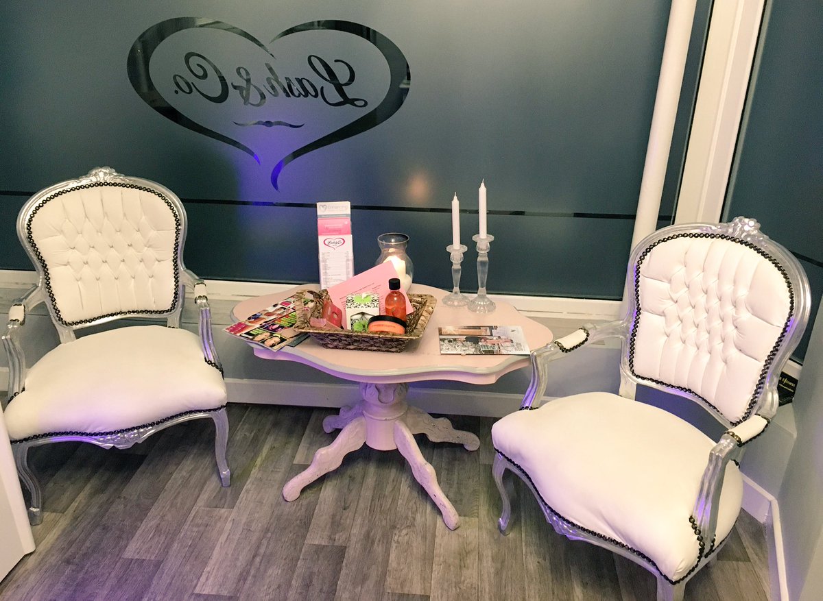 NicolaHBeauty's tweet photo. @LondonLashNBrow @heavenskincare good day training Lash&Co in #Londonbrows gorgeous salon & fabulous ladies #Beautyeducator #Browenvy #Xmas💗 https://t.co/trweaL3BEl