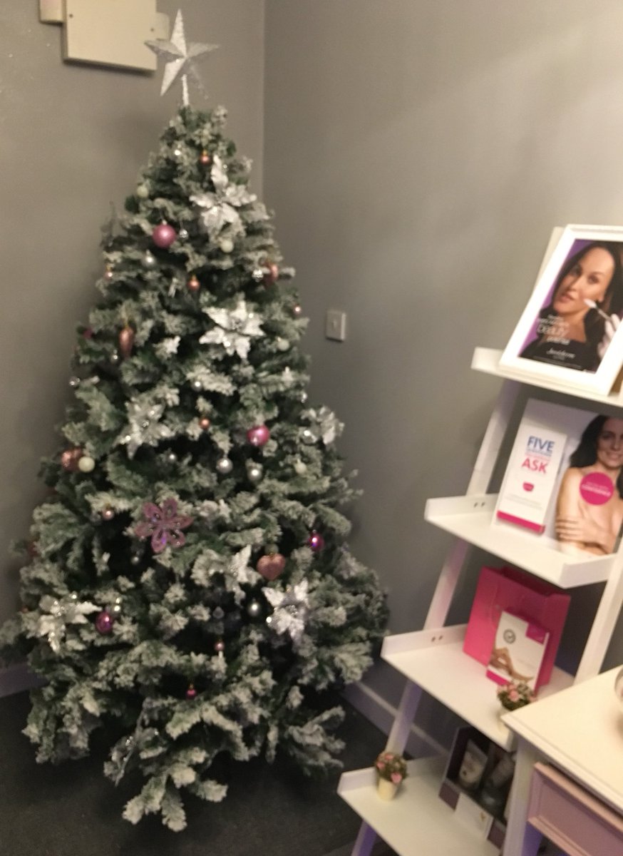 NicolaHBeauty's tweet photo. @LondonLashNBrow @heavenskincare good day training Lash&Co in #Londonbrows gorgeous salon & fabulous ladies #Beautyeducator #Browenvy #Xmas💗 https://t.co/trweaL3BEl