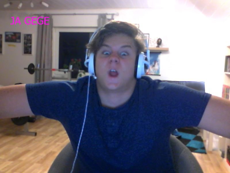 Familiebrot's tweet photo. #HyperGEGE  Mein GEGE face wenn ich mal wieder 20/1 stehe und trotzdem verliere. :3 https://t.co/GKOSaPKsrZ