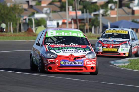 #elTNenPosadas <a href="/pelaherrera/">Agustin Herrera</a>, atras <a href="/BedeFernandez/">Bede Fernandez</a>