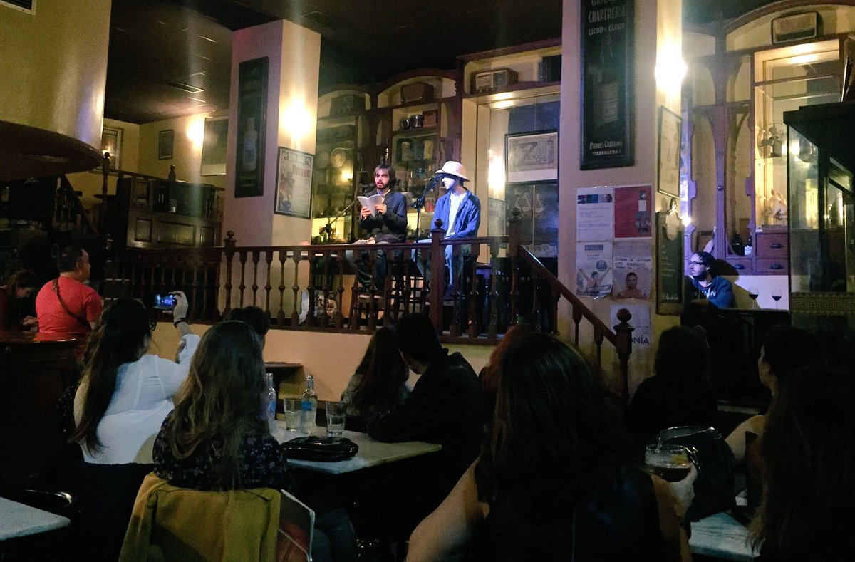 I_MartinLerma's tweet photo. En el Recital de #Poesía de Hugo Cano. Biología y versos: excelente combinación!!! @LunesLiterarios @ciletrados https://t.co/gegly1wAAL