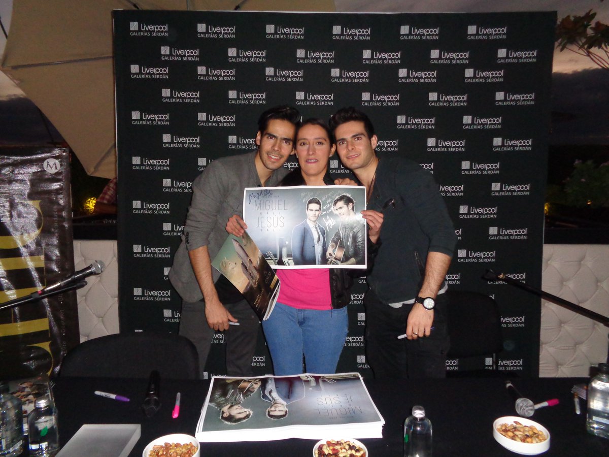 Dulonate's tweet photo. @dugalimx Fue un placer asistir a la firma de autógrafos Dugali de la portada de revista Chic Magazine. Felicitaciones. Los quiero mucho. https://t.co/y0aiXQV48V