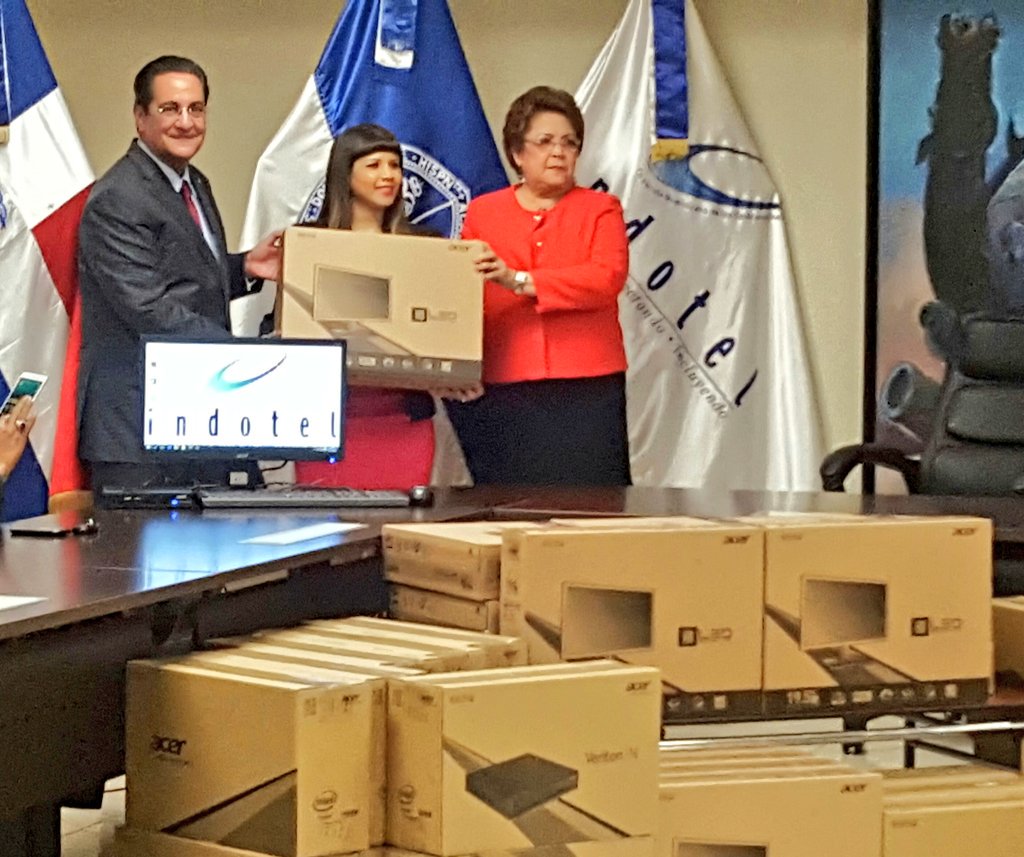 UniversidadUASD's tweet photo. Al término de su discurso el Rector agradeció también al INDOTEL la entrega inmediata, a título de donación, de mil equipos computacionales. https://t.co/ojDrjRFf9V