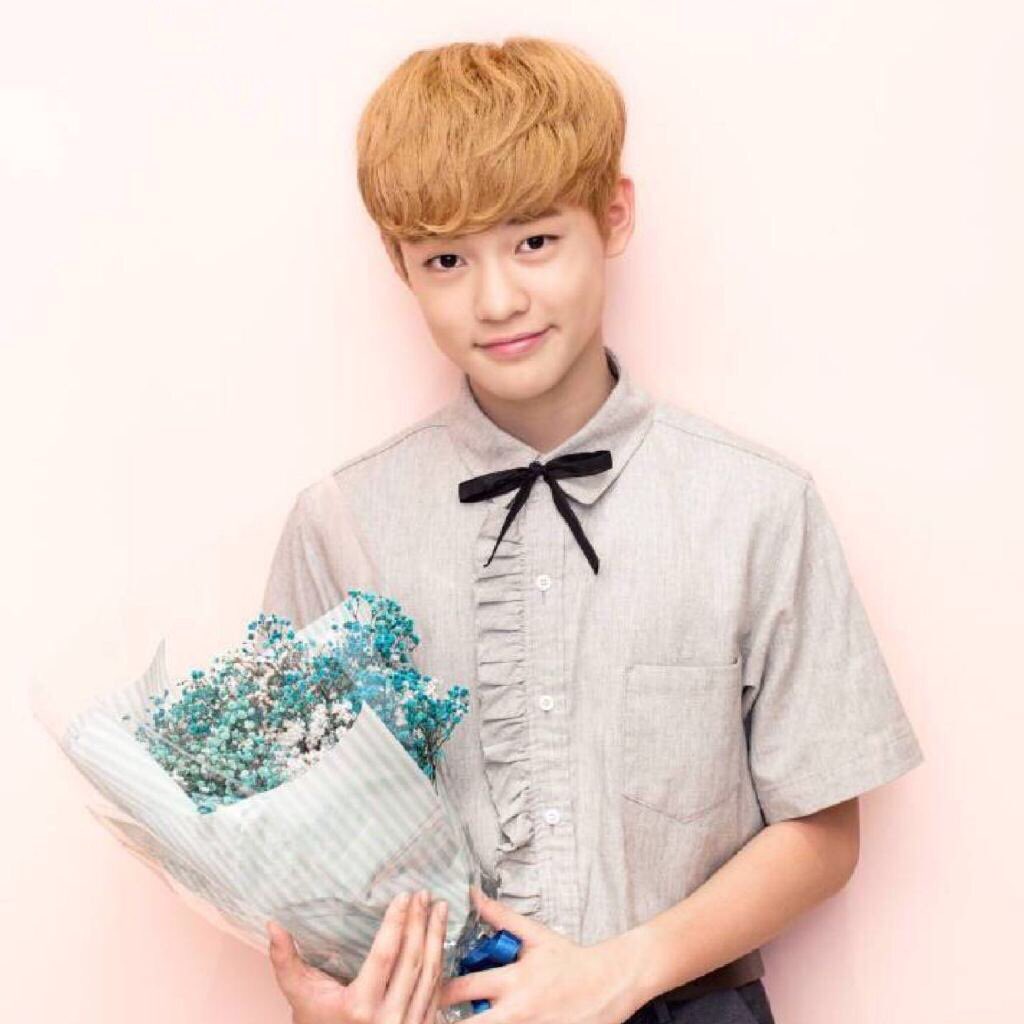 CHENLE_TH's tweet photo. 🔔 | 161122 เฉินเล่อมาเปลี่ยนรูปโปรไฟล์บนเวยป๋อค่ะ เป็นรูปถือดอกไม้💐 https://t.co/8eLIsoG7fr