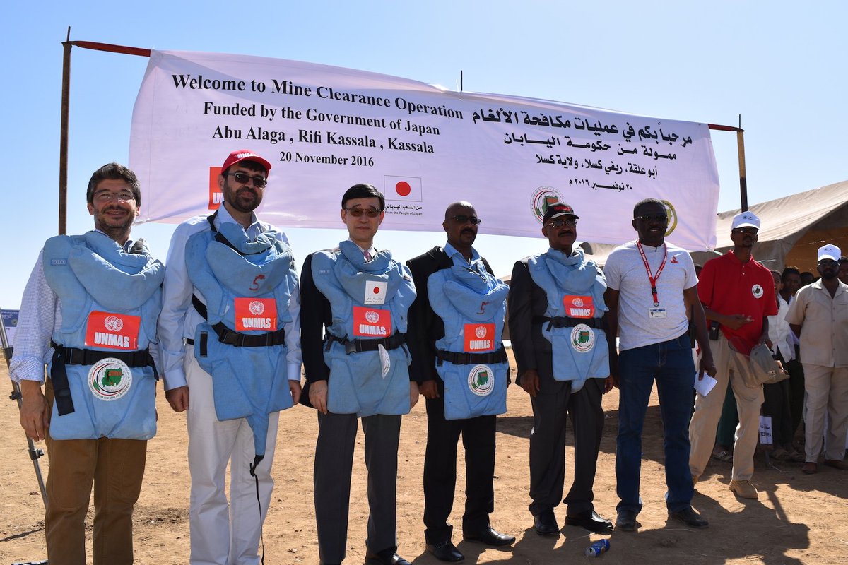 UNMAS's tweet photo. #Sudan - Donors, UN and the Government of Sudan senior officials observe Japan funded #MineAction operation in Kassala. #MAHA https://t.co/YVIkyDyAIy
