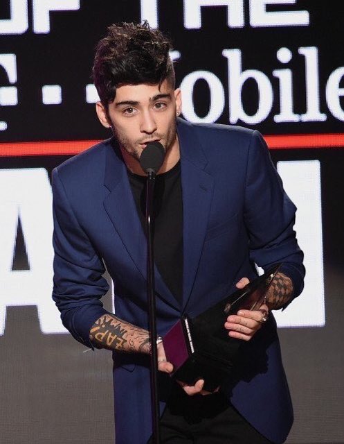 OneDire44945973's tweet photo. 投稿遅れてすいません。
Zaynおめでとう！
Niallもよかったよ
Zaynと握手した時は泣きそうになりました…
これからの活躍に期待できます！
応援してます！ https://t.co/LQOQRl80AX